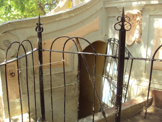 Baños maltrechos bajo el Templete